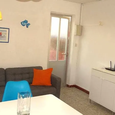 Apartment 2 4 Personas *